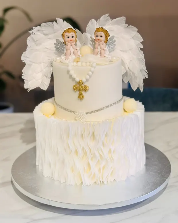 Witte dooptaart met engelen en gouden kruis