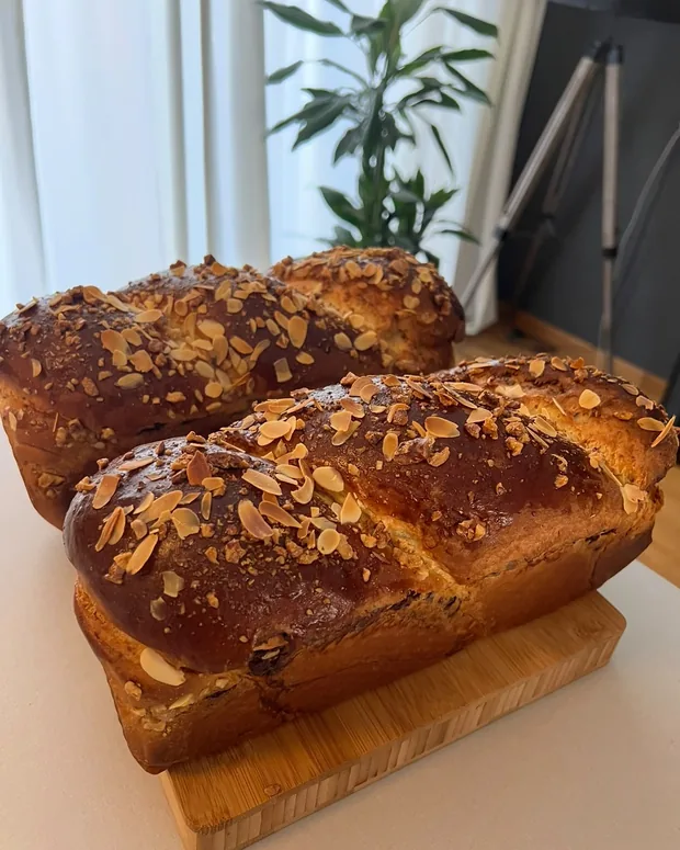 Cozonac met amandelen op een plank