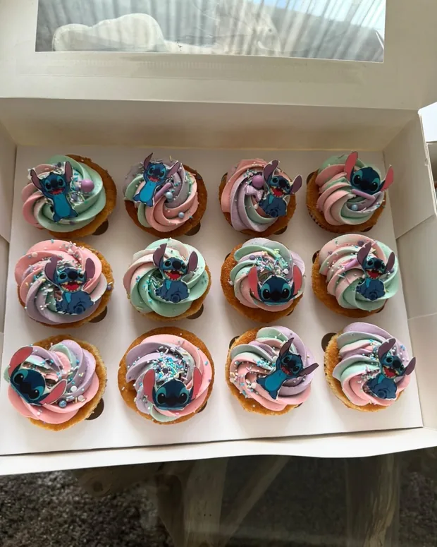 Cupcakes in blauw en roze met figuurtjes