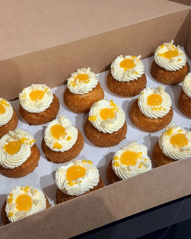 Cupcakes met mango in de doos