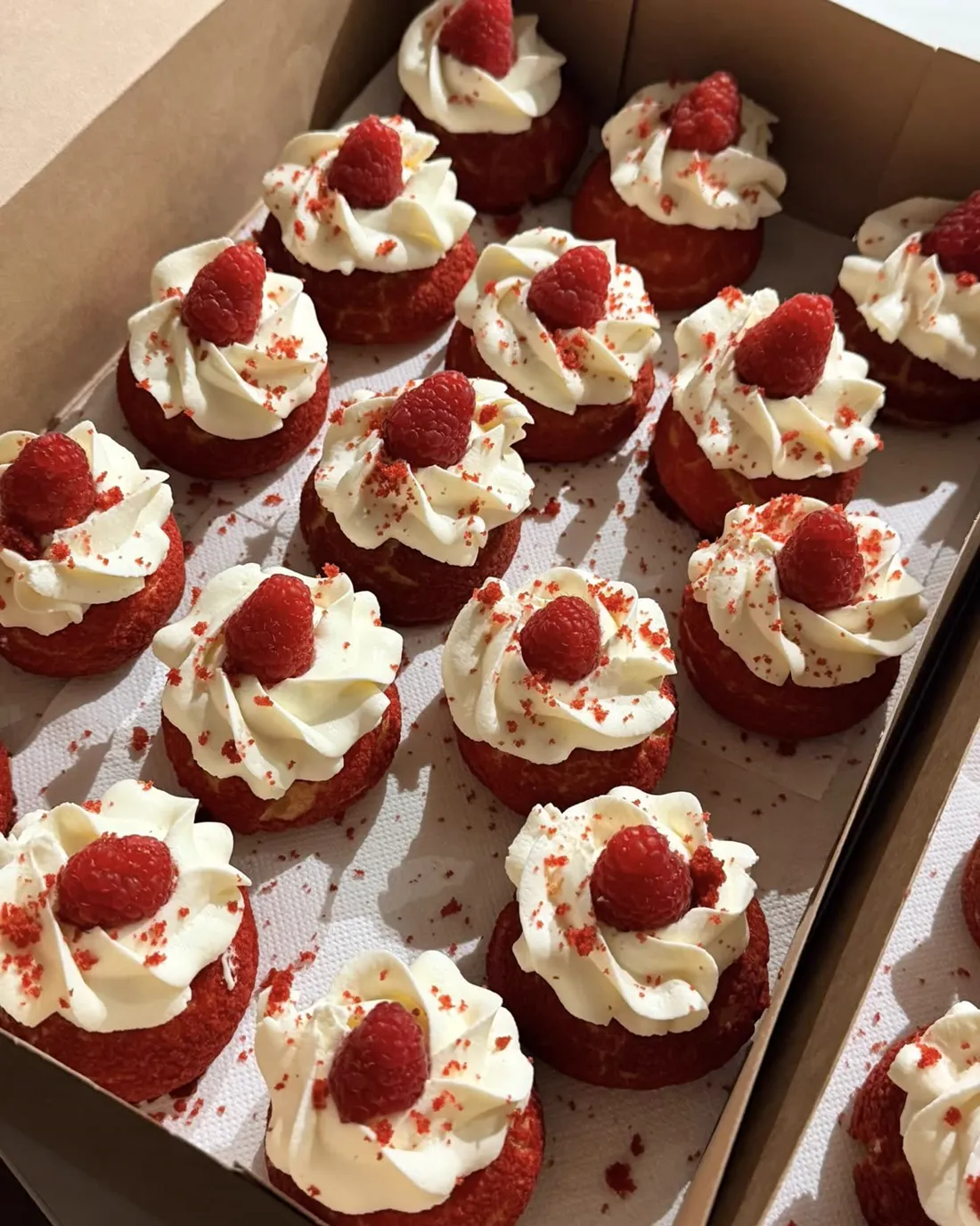 Red velvet cupcakes met framboos