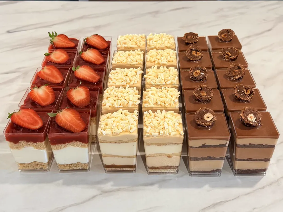 Verrines met aardbei, chocolade en praline