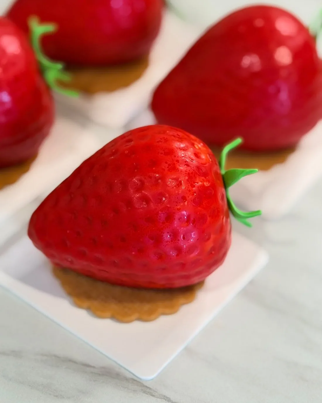 Gebakje in de vorm van een aardbei
