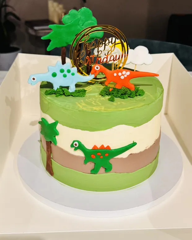 Dinotaart met palmbomen
