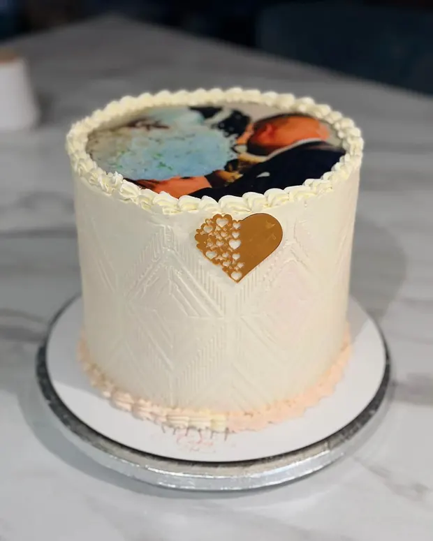 Witte taart met gouden hart en foto