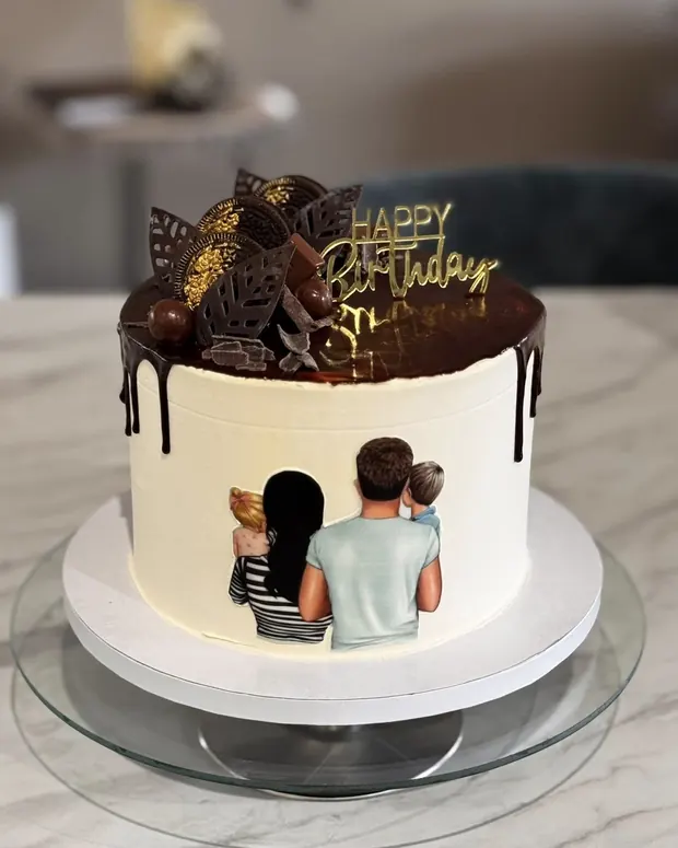 Taart met gouden drip en bloemen
