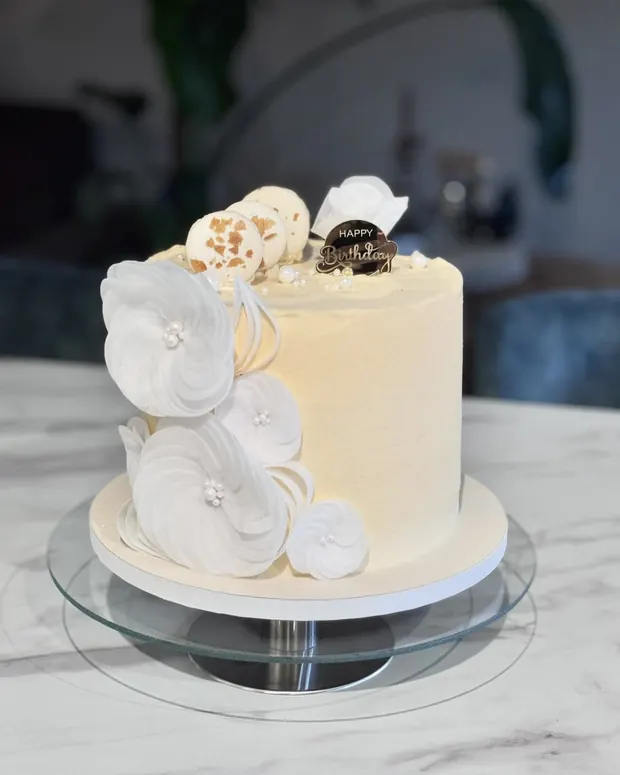 Witte taart met suikerbloemen