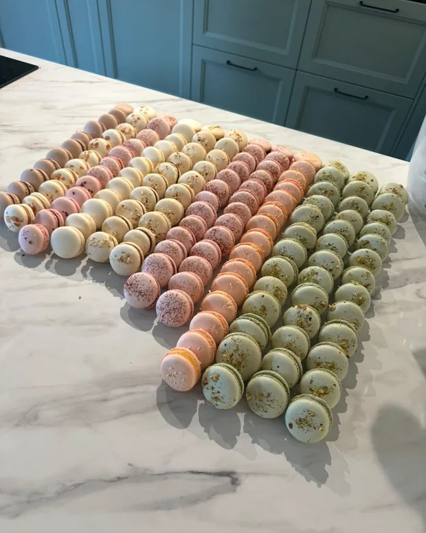 Macarons in pasteltinten op tafel
