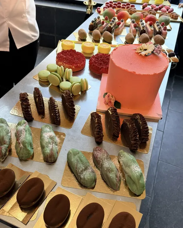 Dessert table met eclairs en entremets