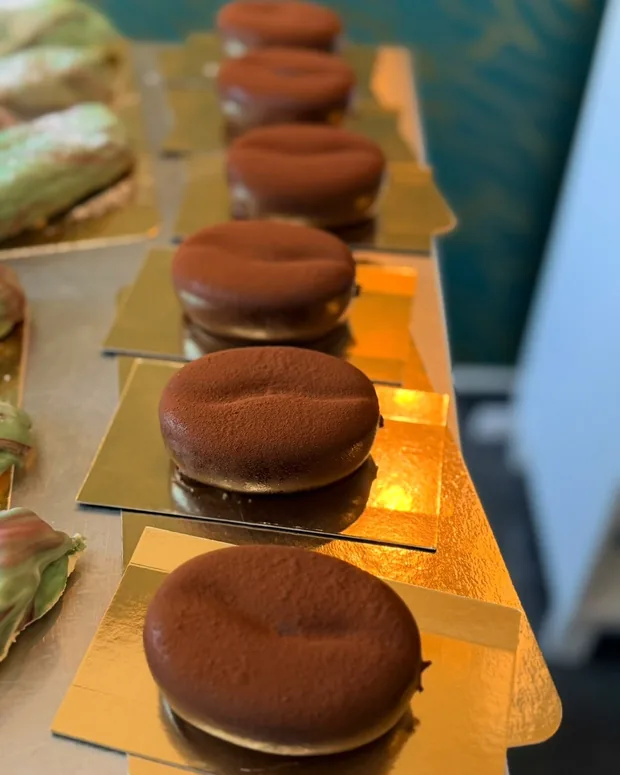 Ronde gebakjes met cacaopoeder
