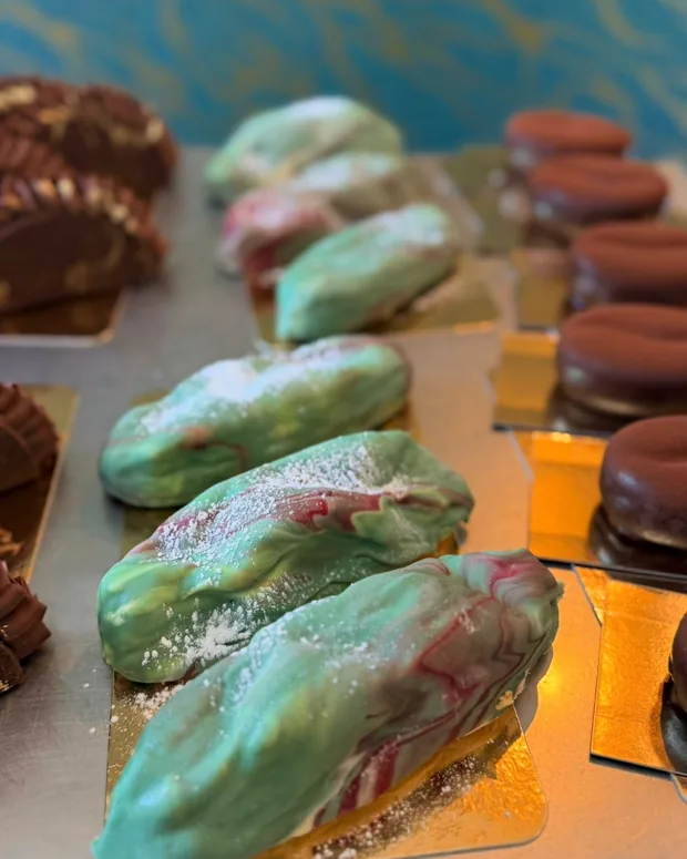 Langwerpige gebakjes met gemarmerd glazuur